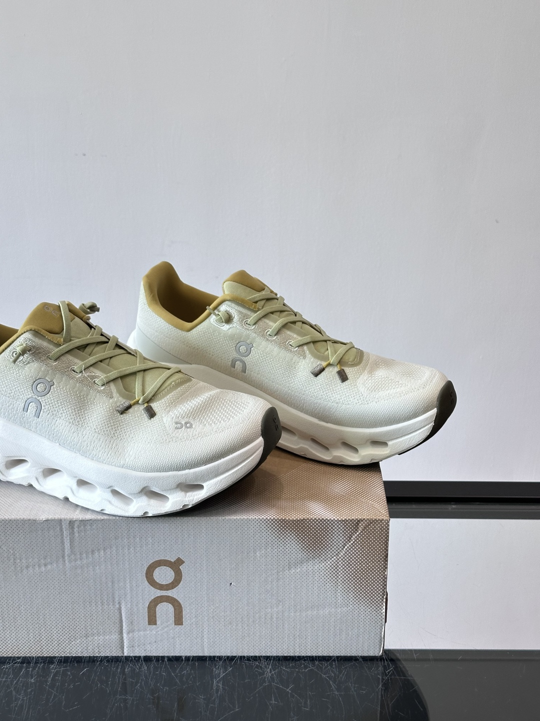 🌸On Cloudtilt情侣款👫跑鞋，瑞士品牌On昂跑出品，主打轻量化和缓震性能。鞋面采用透气网布，适