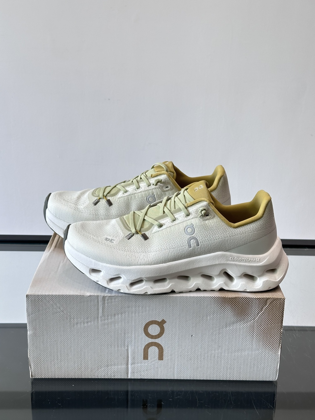 🌸On Cloudtilt情侣款👫跑鞋，瑞士品牌On昂跑出品，主打轻量化和缓震性能。鞋面采用透气网布，适