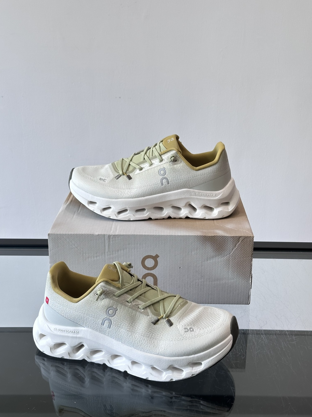 🌸On Cloudtilt情侣款👫跑鞋，瑞士品牌On昂跑出品，主打轻量化和缓震性能。鞋面采用透气网布，适