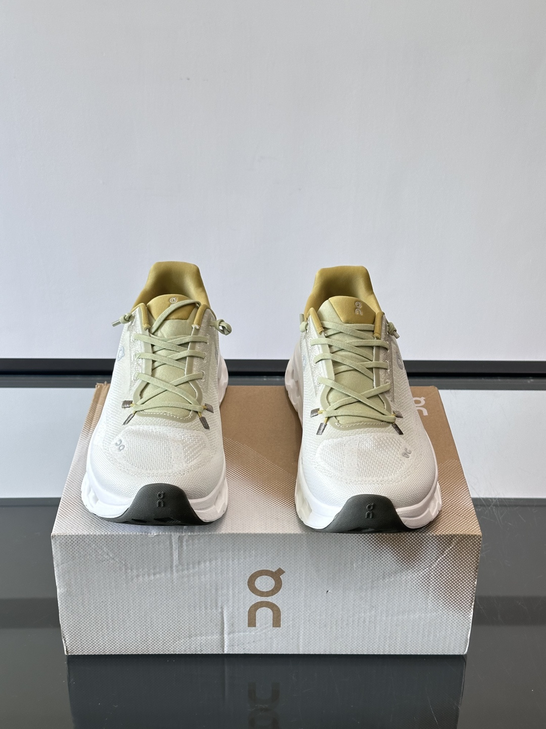 🌸On Cloudtilt情侣款👫跑鞋，瑞士品牌On昂跑出品，主打轻量化和缓震性能。鞋面采用透气网布，适