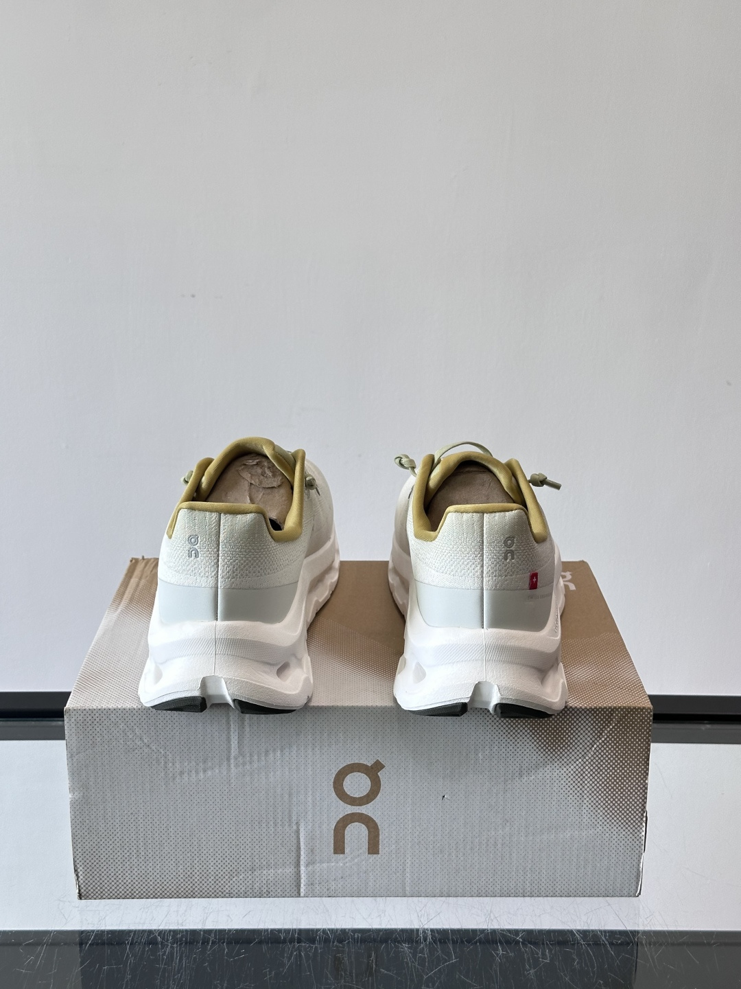 🌸On Cloudtilt情侣款👫跑鞋，瑞士品牌On昂跑出品，主打轻量化和缓震性能。鞋面采用透气网布，适