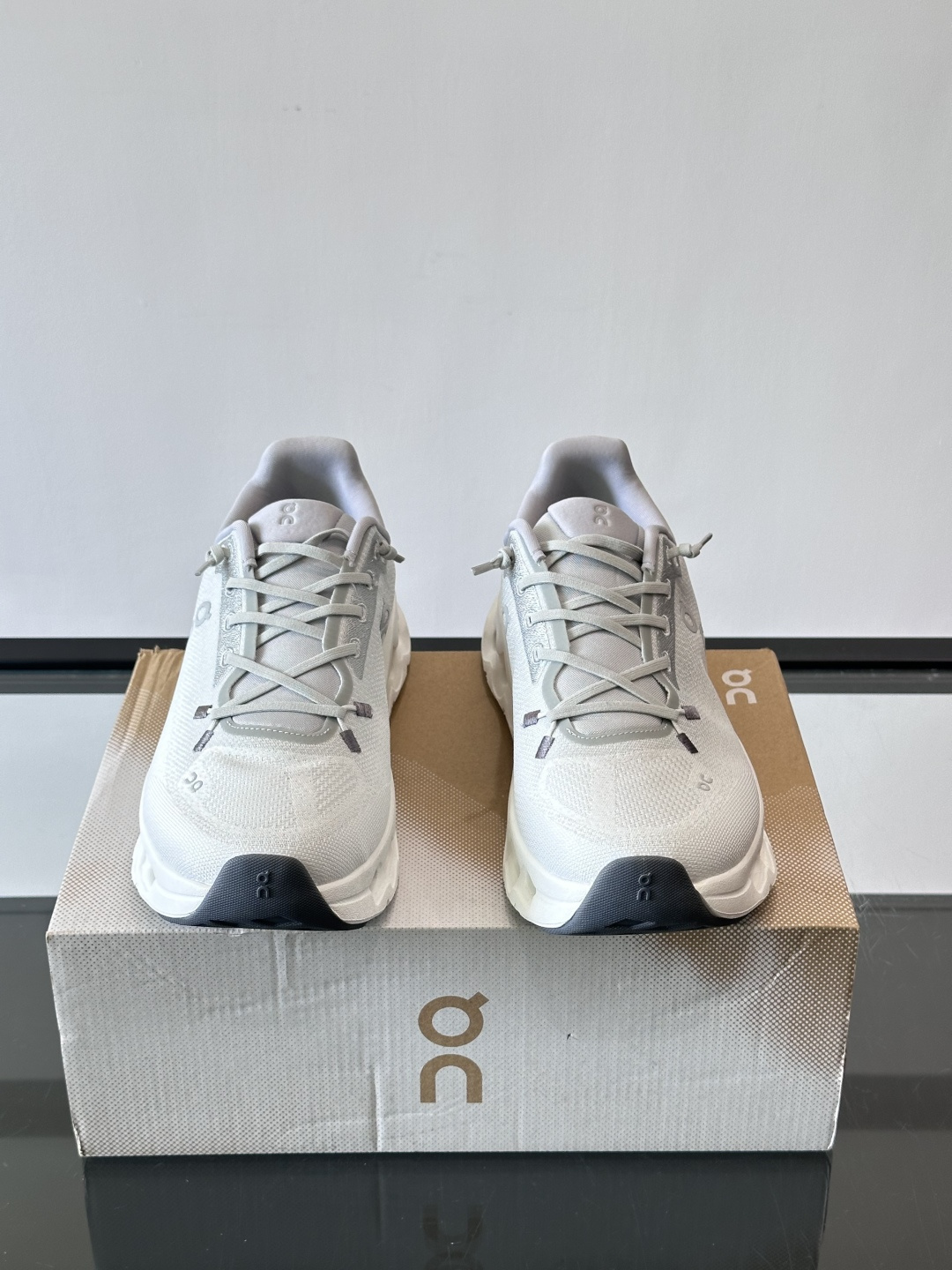 🌸On Cloudtilt情侣款👫跑鞋，瑞士品牌On昂跑出品，主打轻量化和缓震性能。鞋面采用透气网布，适