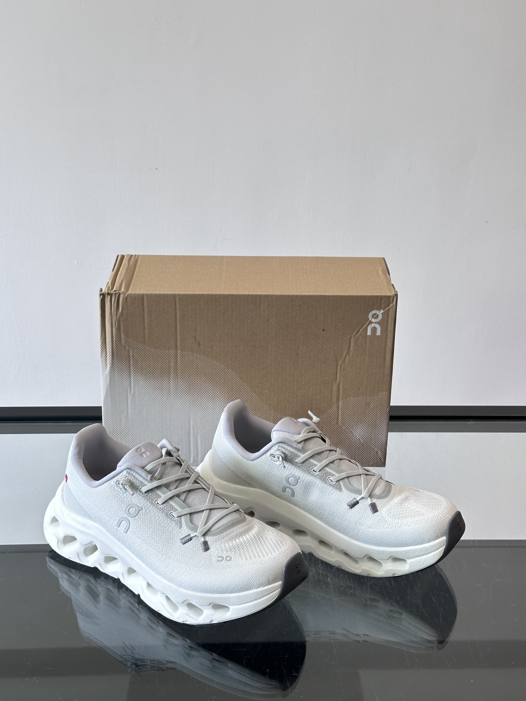 🌸On Cloudtilt情侣款👫跑鞋，瑞士品牌On昂跑出品，主打轻量化和缓震性能。鞋面采用透气网布，适