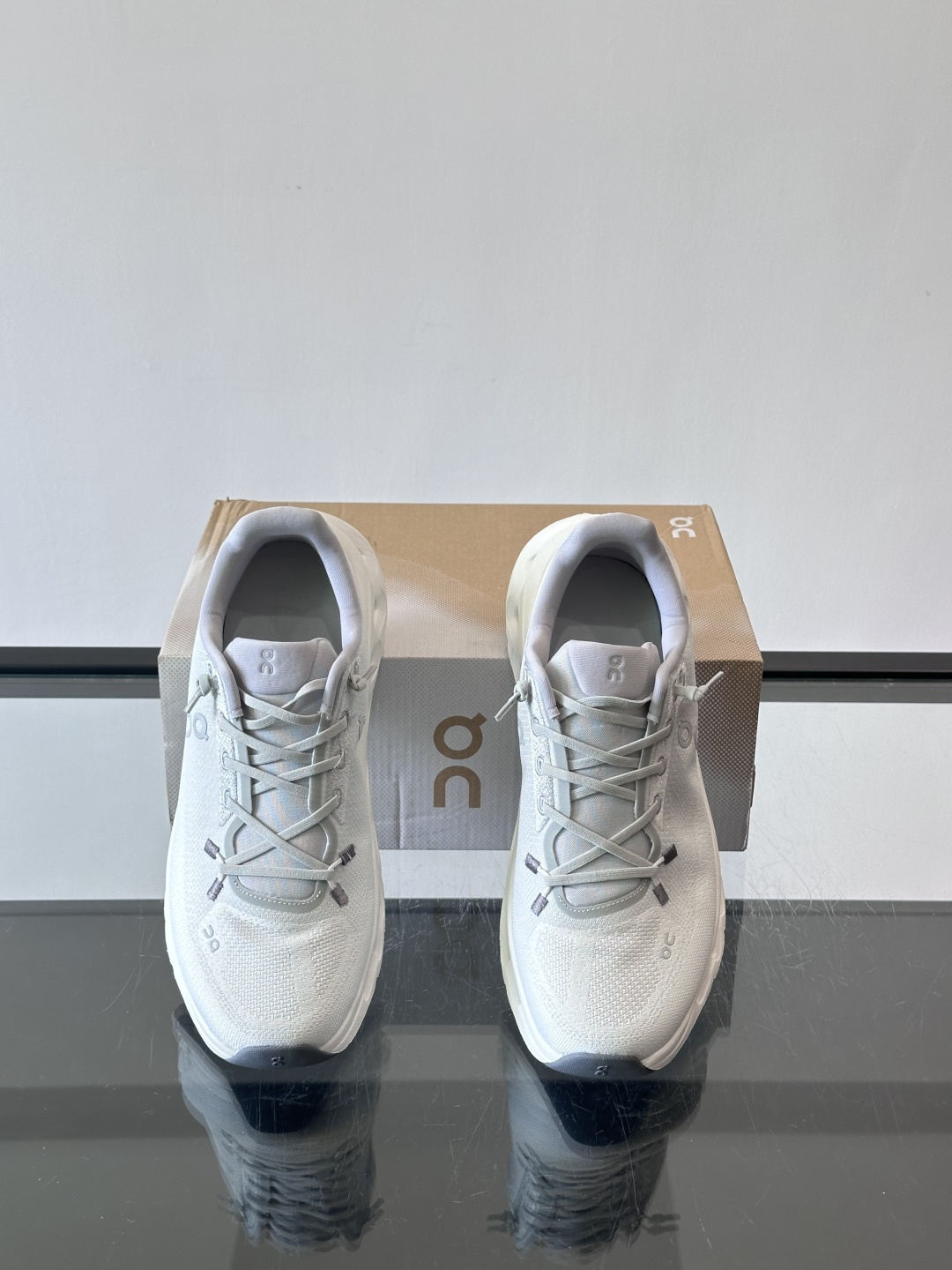 🌸On Cloudtilt情侣款👫跑鞋，瑞士品牌On昂跑出品，主打轻量化和缓震性能。鞋面采用透气网布，适