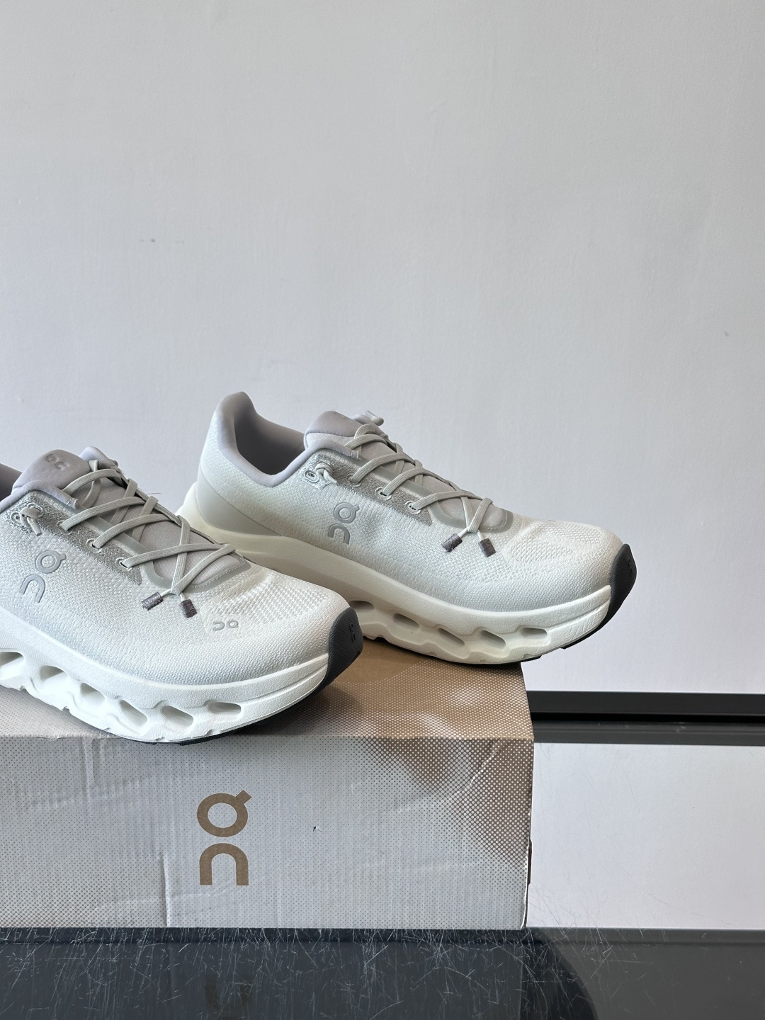 🌸On Cloudtilt情侣款👫跑鞋，瑞士品牌On昂跑出品，主打轻量化和缓震性能。鞋面采用透气网布，适