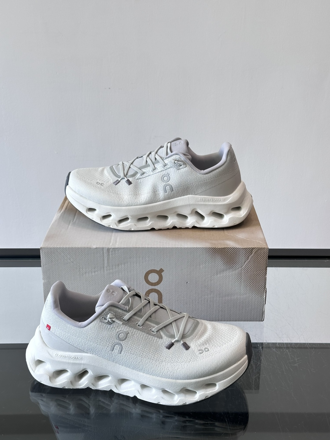 🌸On Cloudtilt情侣款👫跑鞋，瑞士品牌On昂跑出品，主打轻量化和缓震性能。鞋面采用透气网布，适