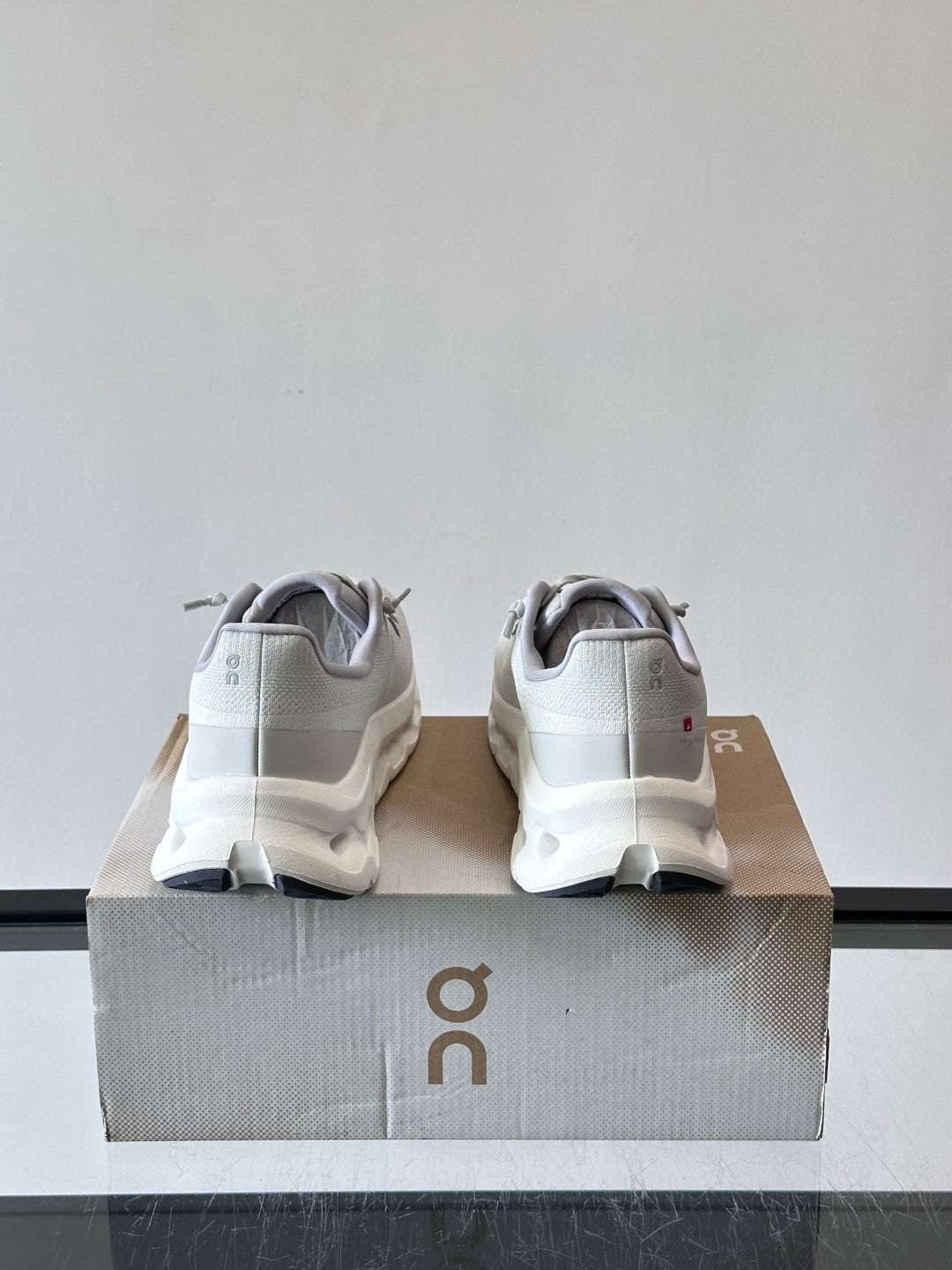 🌸On Cloudtilt情侣款👫跑鞋，瑞士品牌On昂跑出品，主打轻量化和缓震性能。鞋面采用透气网布，适