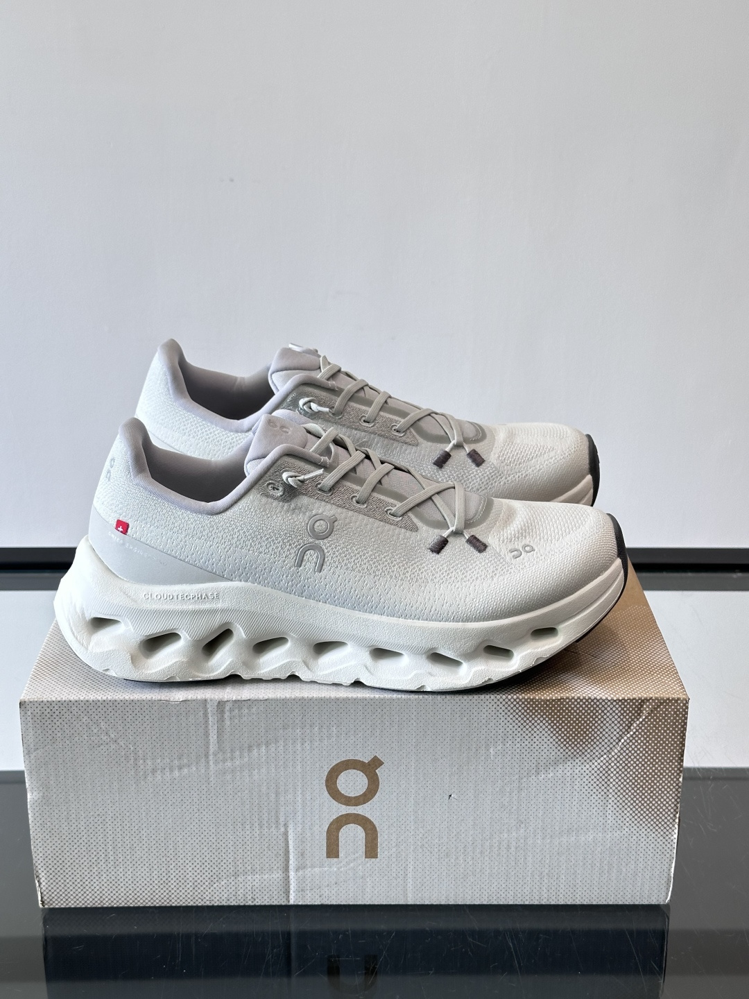 🌸On Cloudtilt情侣款👫跑鞋，瑞士品牌On昂跑出品，主打轻量化和缓震性能。鞋面采用透气网布，适