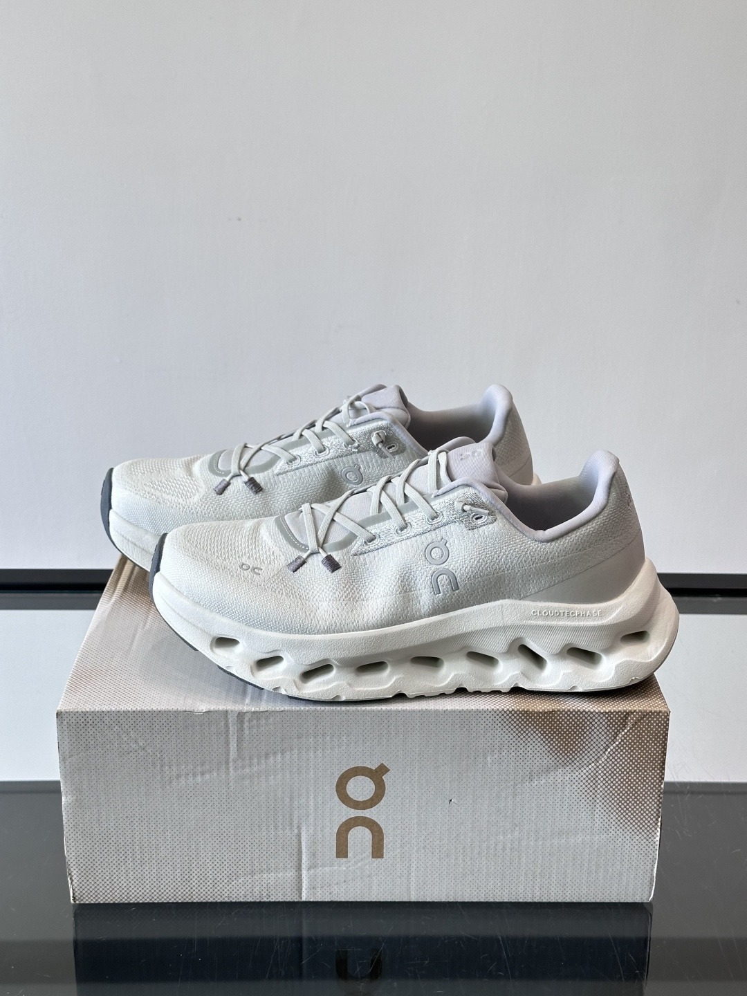 🌸On Cloudtilt情侣款👫跑鞋，瑞士品牌On昂跑出品，主打轻量化和缓震性能。鞋面采用透气网布，适