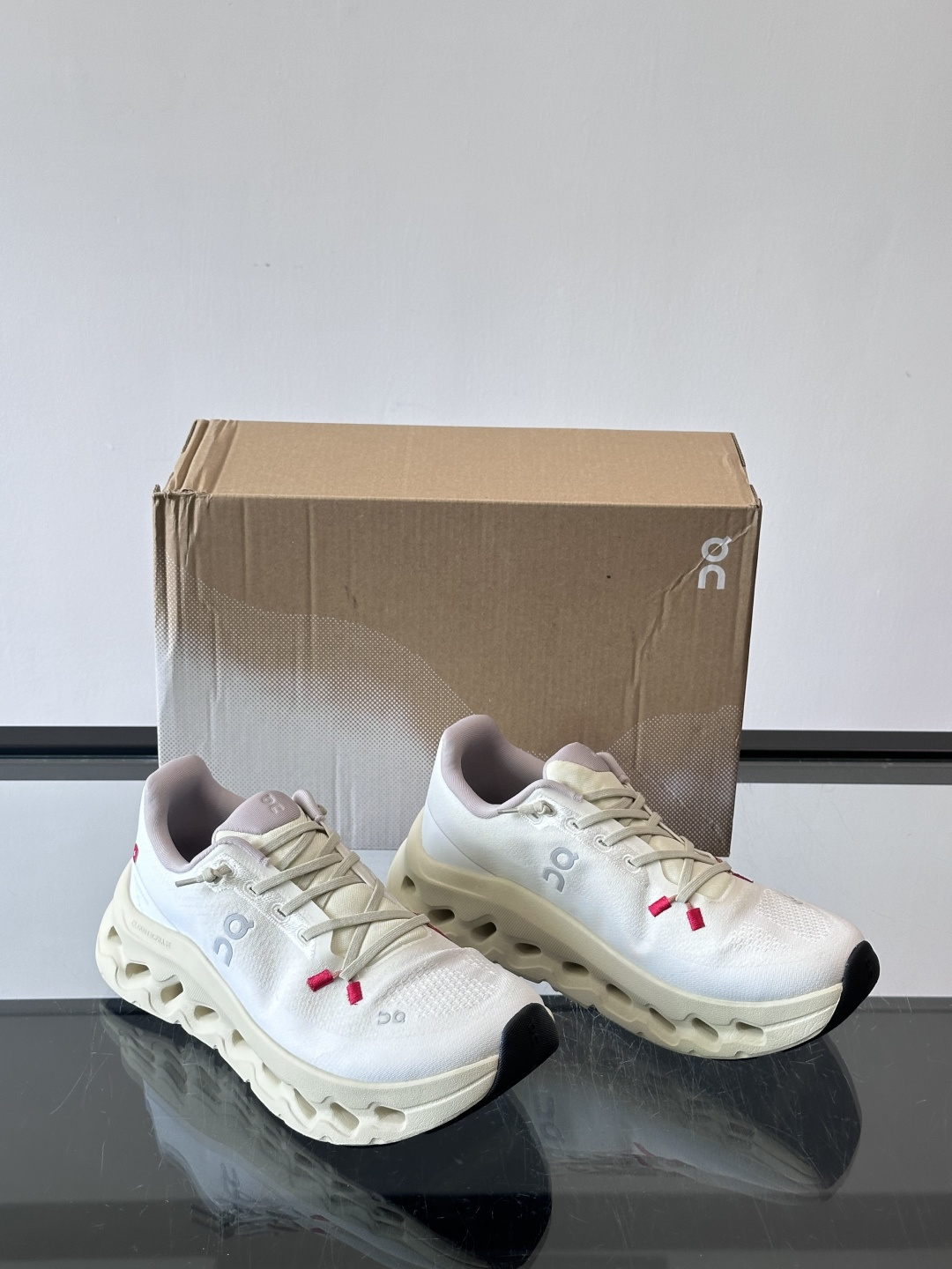 🌸On Cloudtilt情侣款👫跑鞋，瑞士品牌On昂跑出品，主打轻量化和缓震性能。鞋面采用透气网布，适