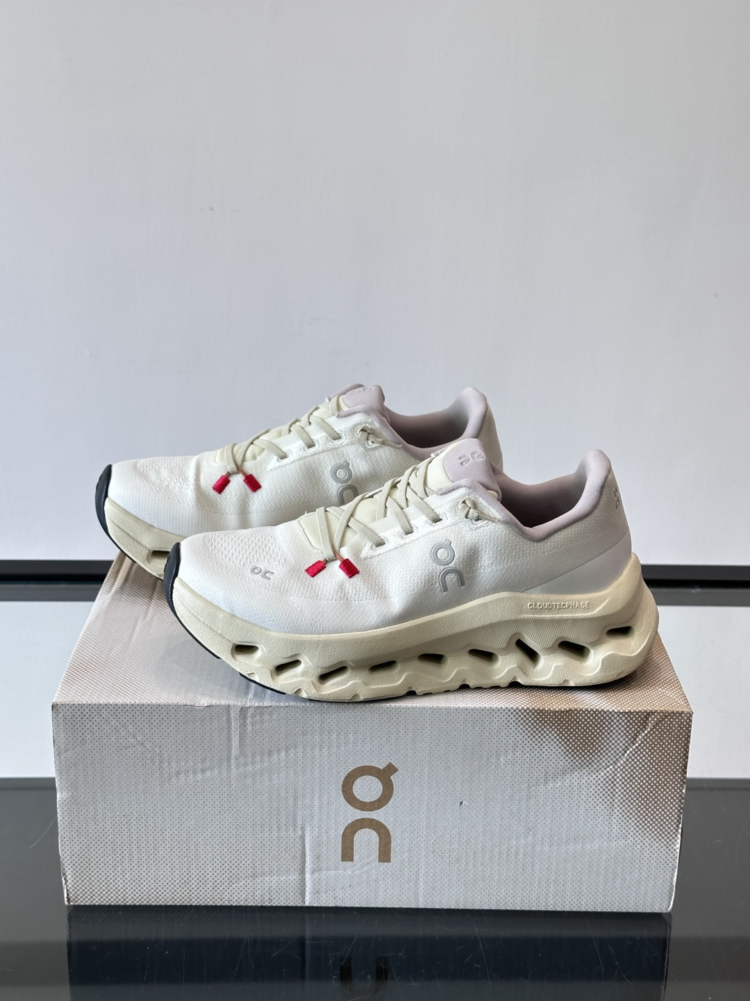 🌸On Cloudtilt情侣款👫跑鞋，瑞士品牌On昂跑出品，主打轻量化和缓震性能。鞋面采用透气网布，适