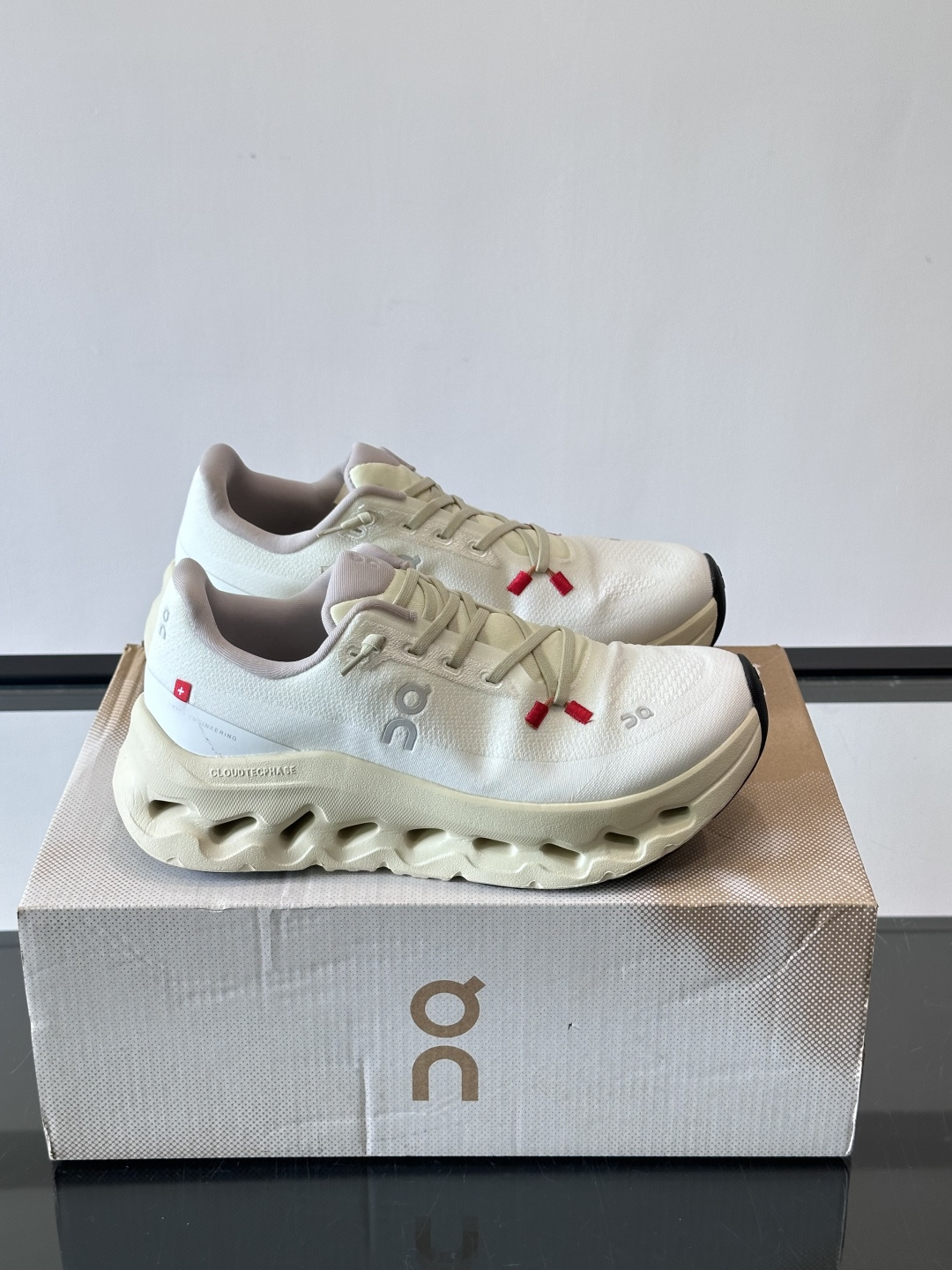 🌸On Cloudtilt情侣款👫跑鞋，瑞士品牌On昂跑出品，主打轻量化和缓震性能。鞋面采用透气网布，适