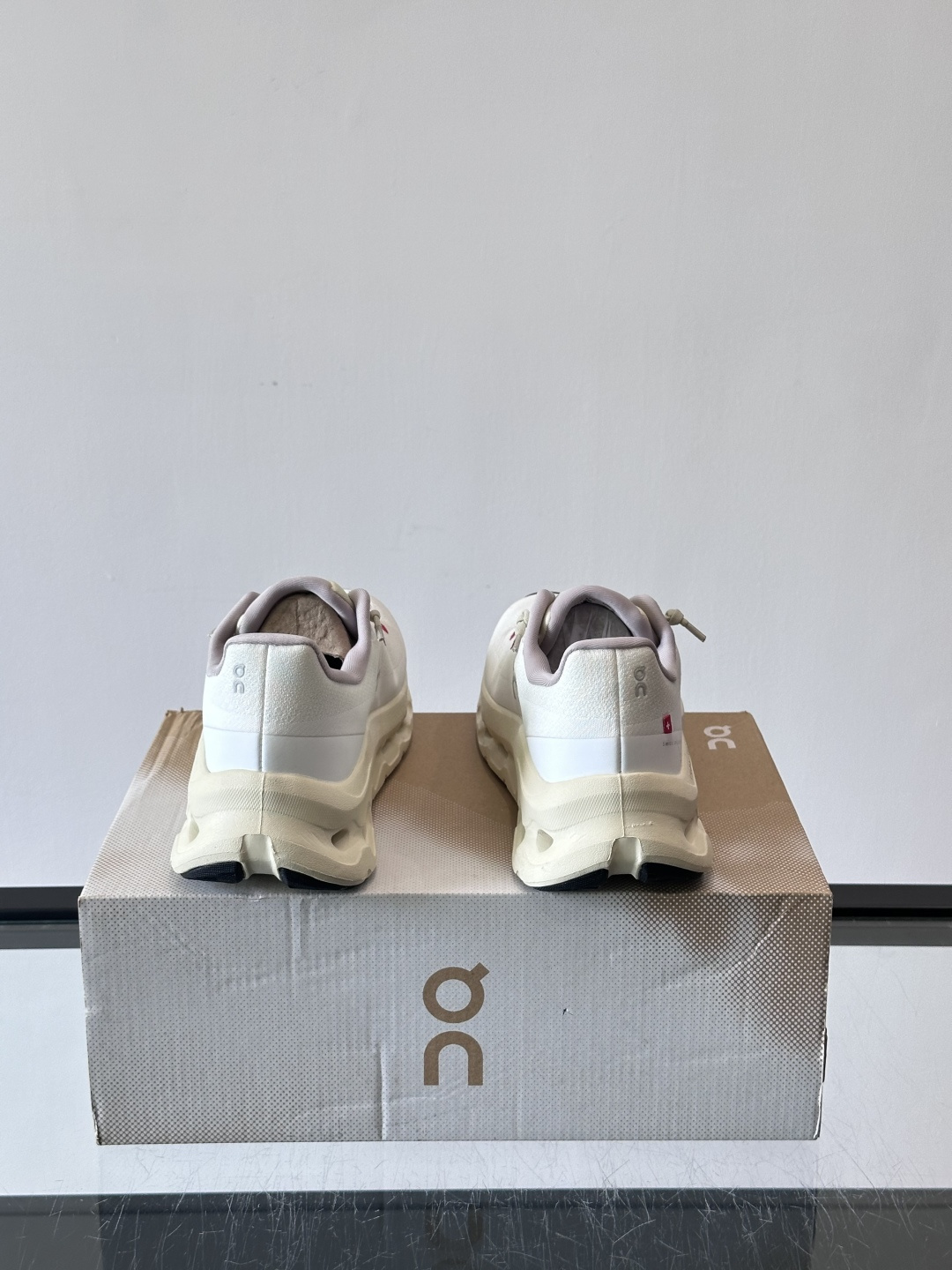 🌸On Cloudtilt情侣款👫跑鞋，瑞士品牌On昂跑出品，主打轻量化和缓震性能。鞋面采用透气网布，适