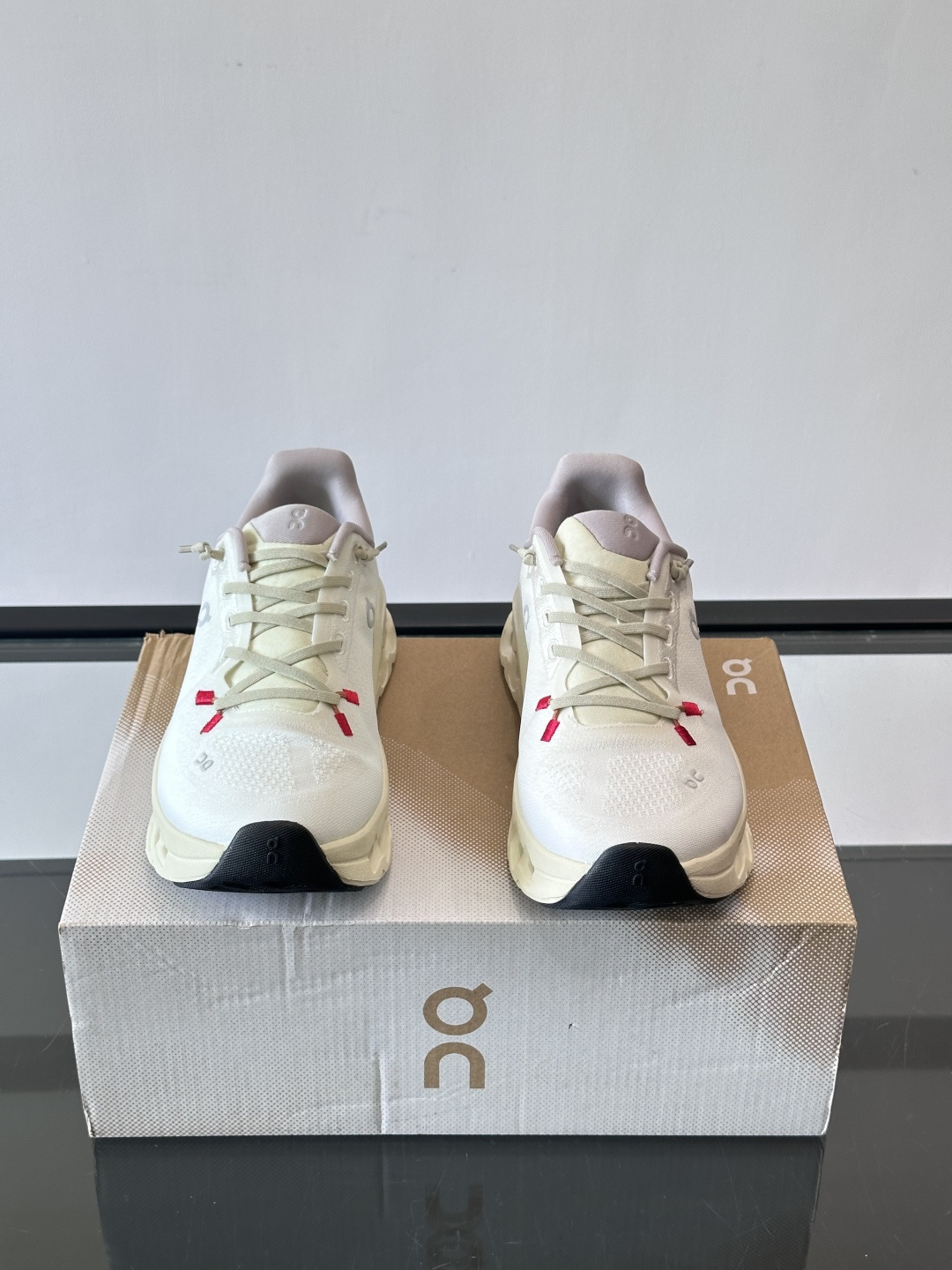 🌸On Cloudtilt情侣款👫跑鞋，瑞士品牌On昂跑出品，主打轻量化和缓震性能。鞋面采用透气网布，适