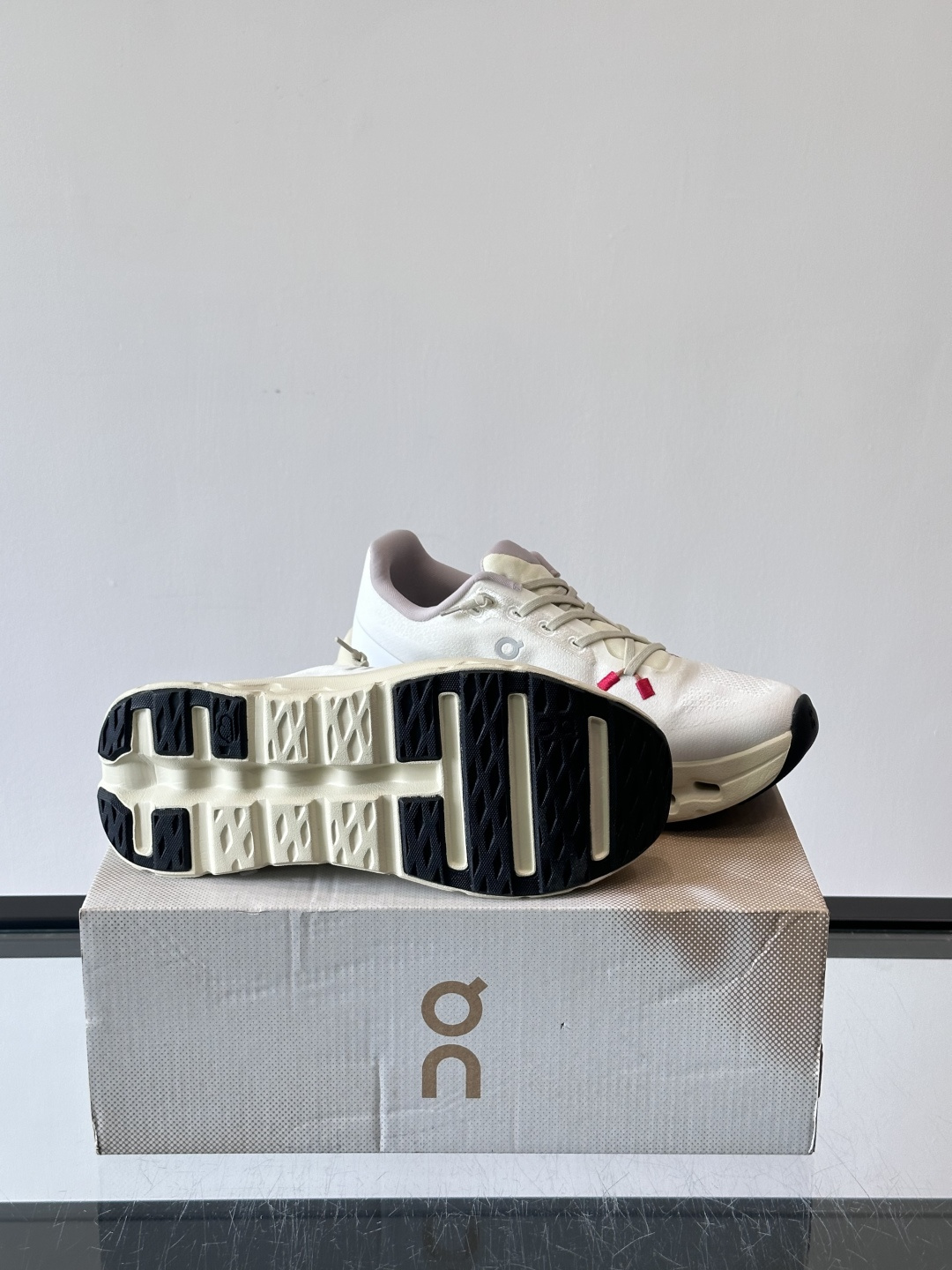 🌸On Cloudtilt情侣款👫跑鞋，瑞士品牌On昂跑出品，主打轻量化和缓震性能。鞋面采用透气网布，适