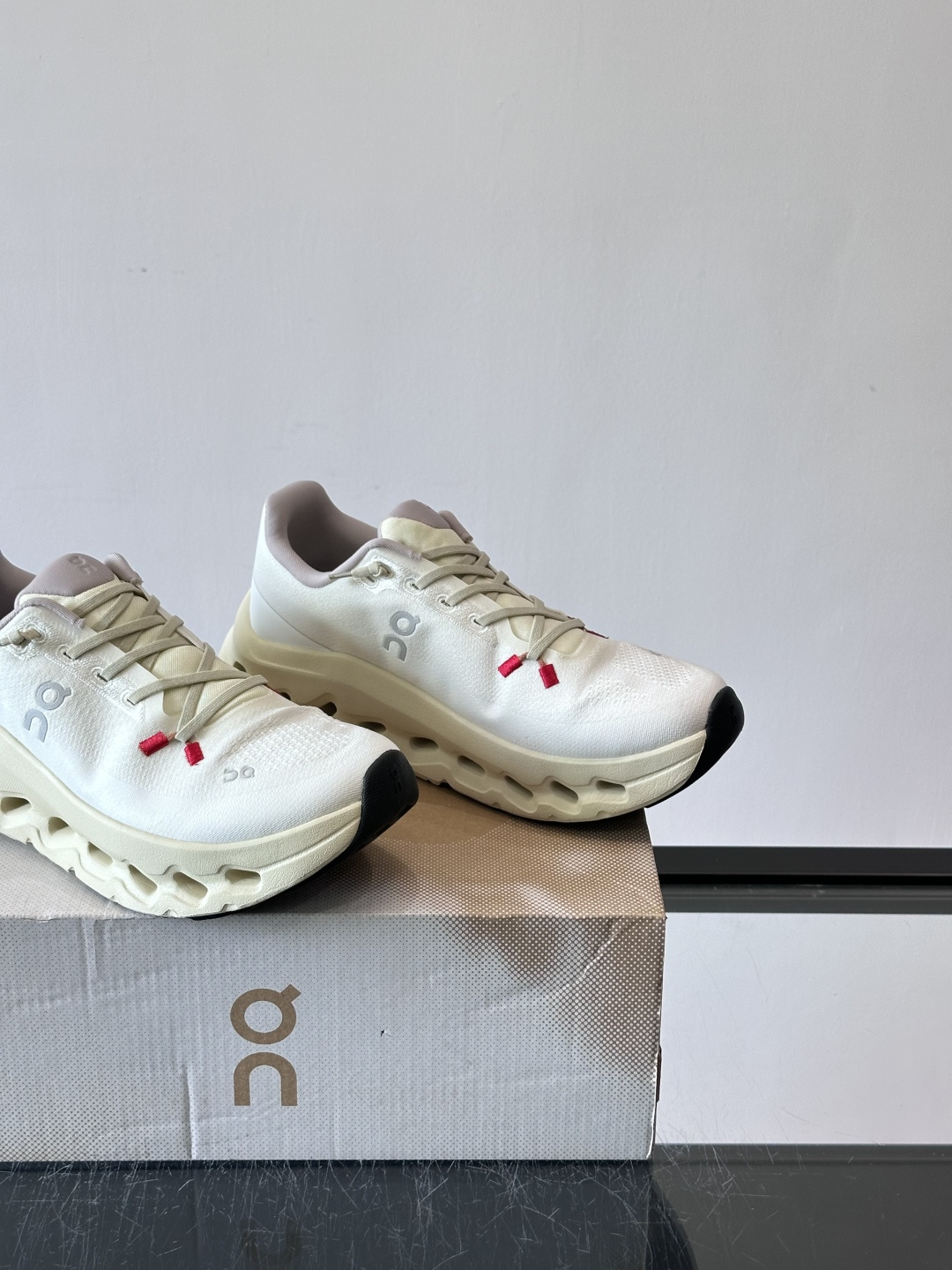 🌸On Cloudtilt情侣款👫跑鞋，瑞士品牌On昂跑出品，主打轻量化和缓震性能。鞋面采用透气网布，适