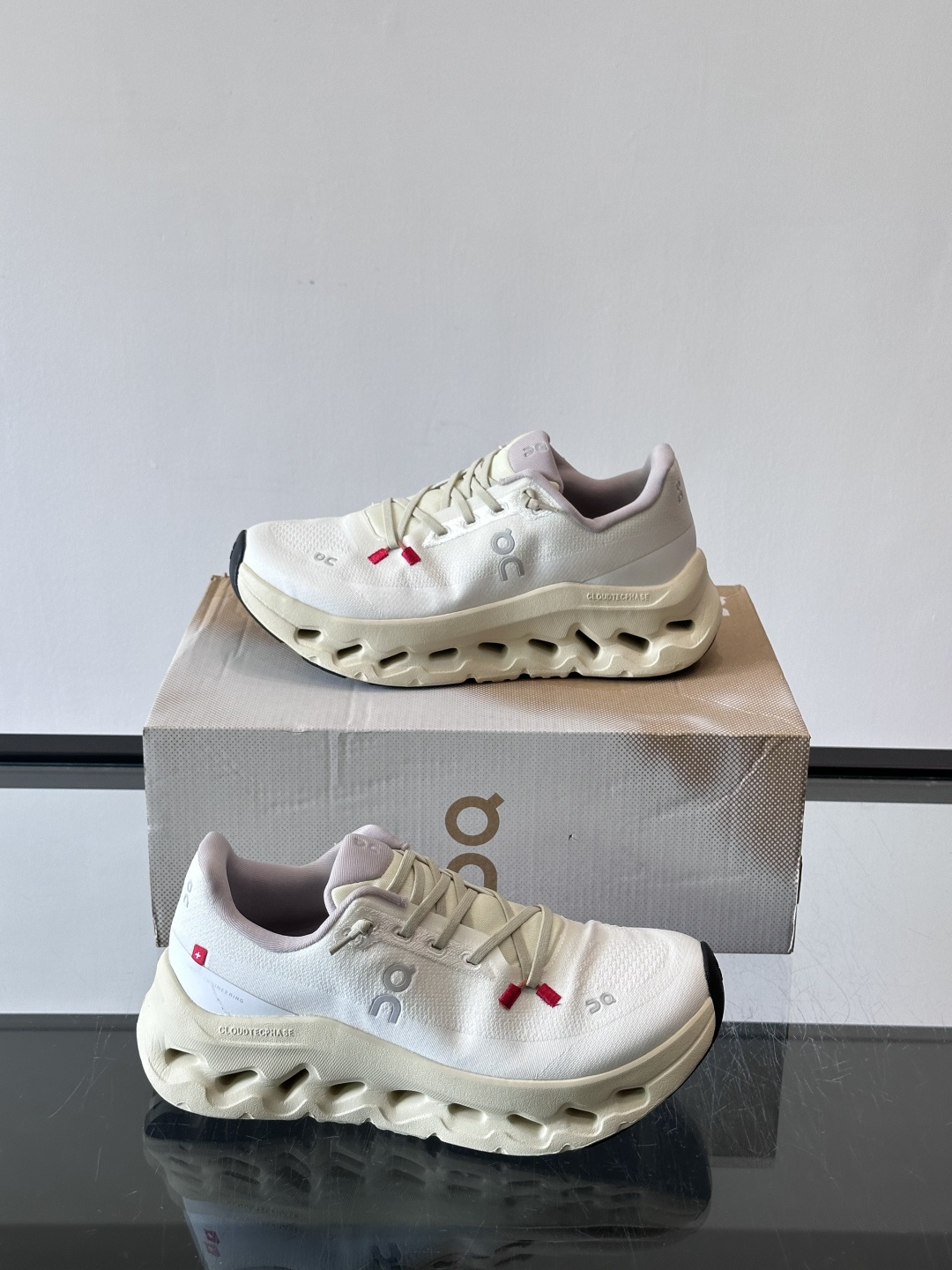 🌸On Cloudtilt情侣款👫跑鞋，瑞士品牌On昂跑出品，主打轻量化和缓震性能。鞋面采用透气网布，适