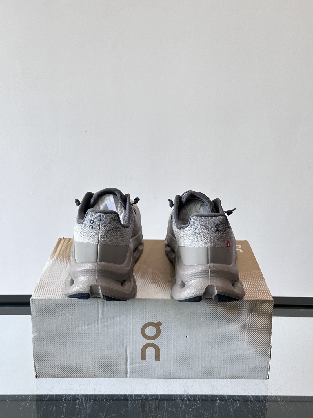 🌸On Cloudtilt情侣款👫跑鞋，瑞士品牌On昂跑出品，主打轻量化和缓震性能。鞋面采用透气网布，适