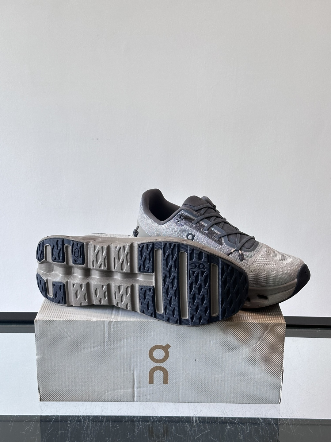 🌸On Cloudtilt情侣款👫跑鞋，瑞士品牌On昂跑出品，主打轻量化和缓震性能。鞋面采用透气网布，适