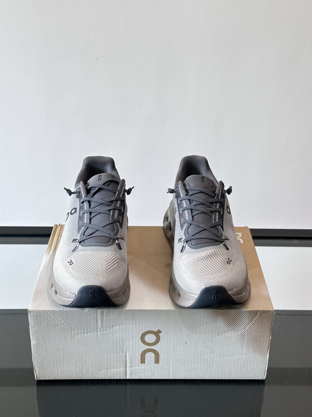 🌸On Cloudtilt情侣款👫跑鞋，瑞士品牌On昂跑出品，主打轻量化和缓震性能。鞋面采用透气网布，适