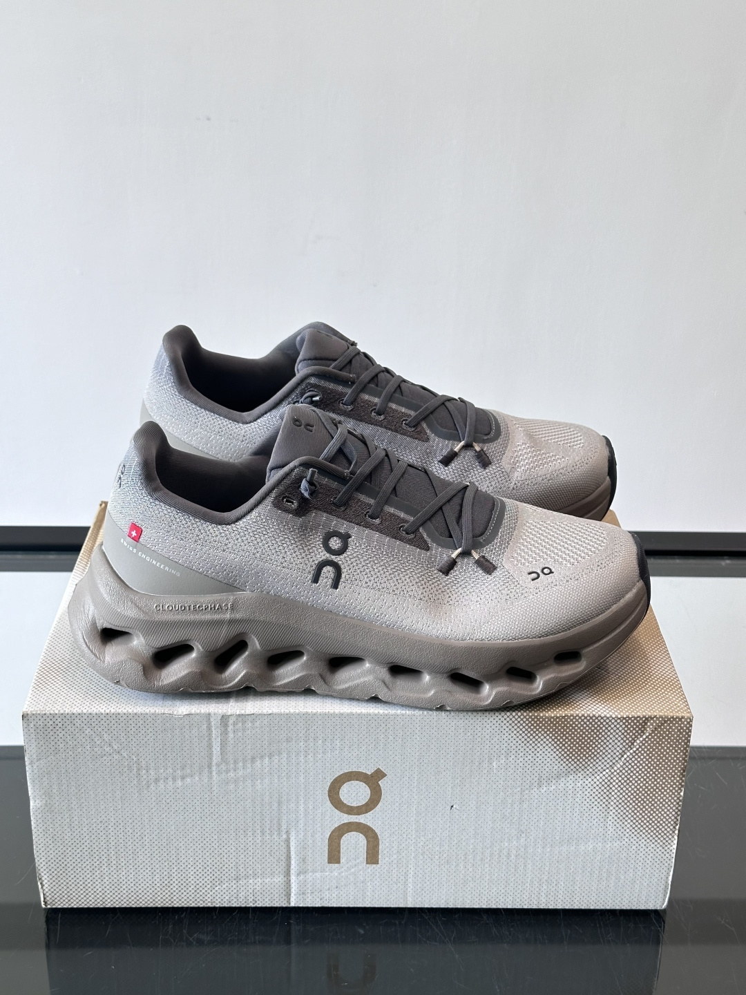 🌸On Cloudtilt情侣款👫跑鞋，瑞士品牌On昂跑出品，主打轻量化和缓震性能。鞋面采用透气网布，适