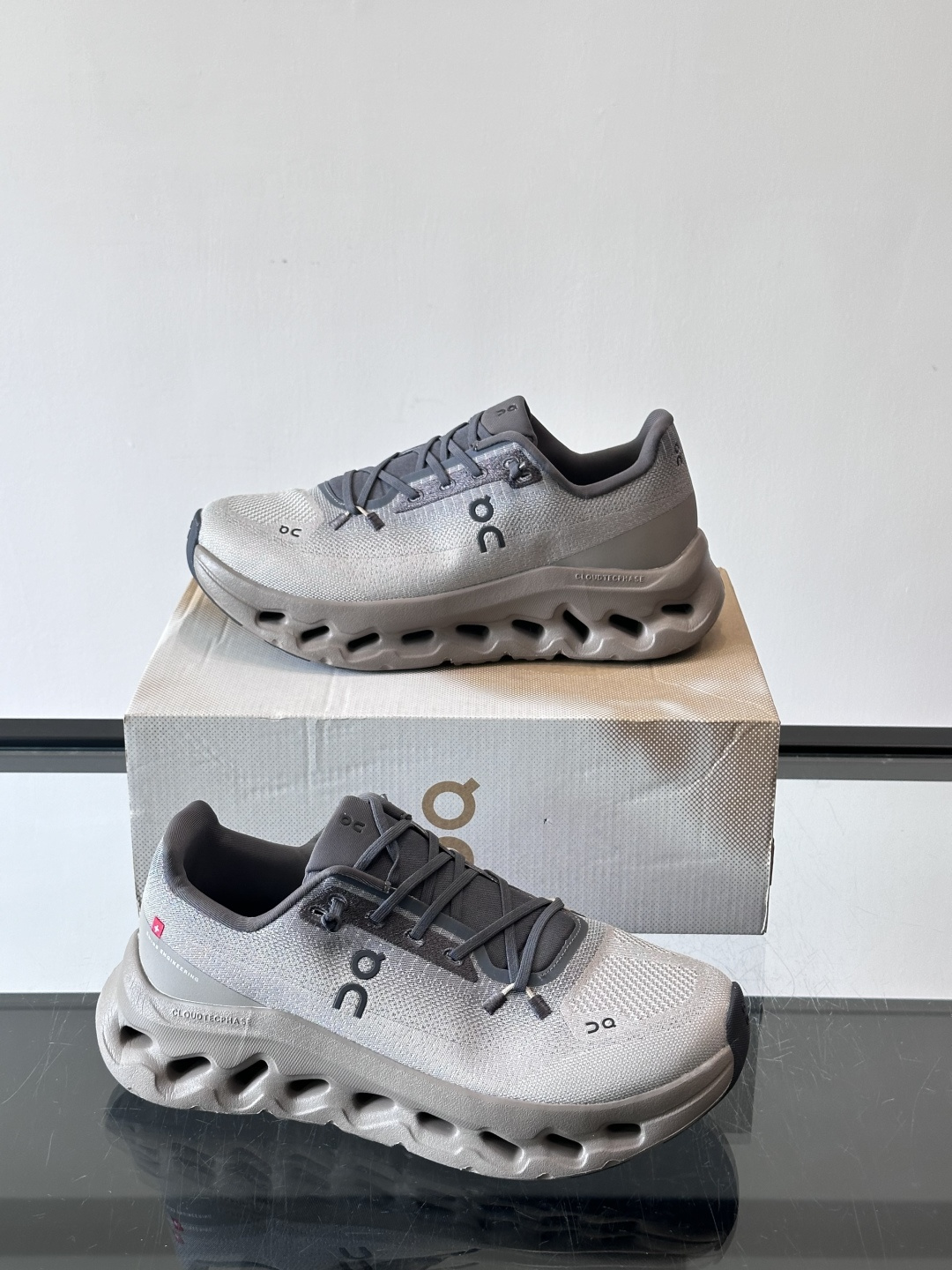 🌸On Cloudtilt情侣款👫跑鞋，瑞士品牌On昂跑出品，主打轻量化和缓震性能。鞋面采用透气网布，适