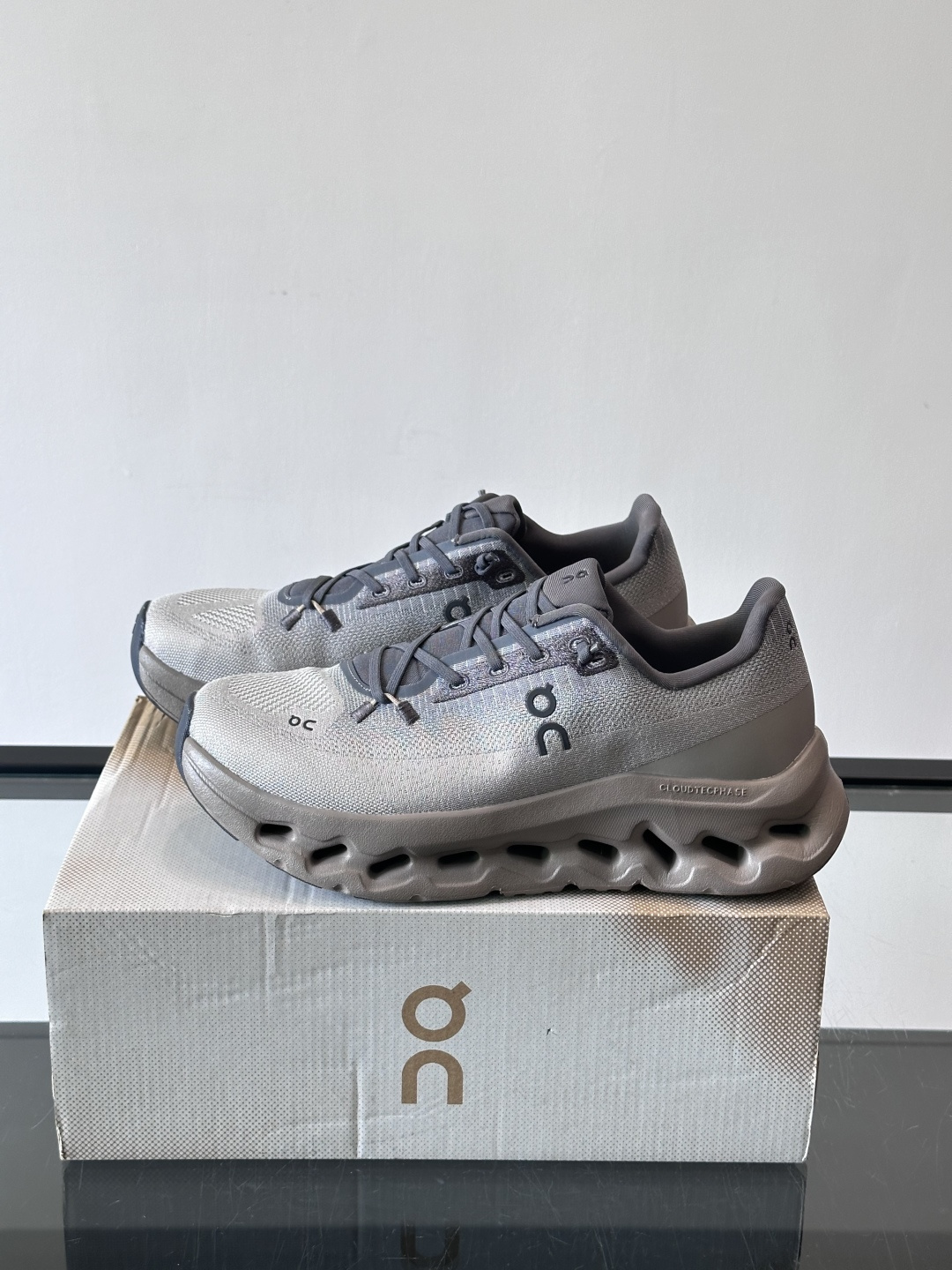 🌸On Cloudtilt情侣款👫跑鞋，瑞士品牌On昂跑出品，主打轻量化和缓震性能。鞋面采用透气网布，适