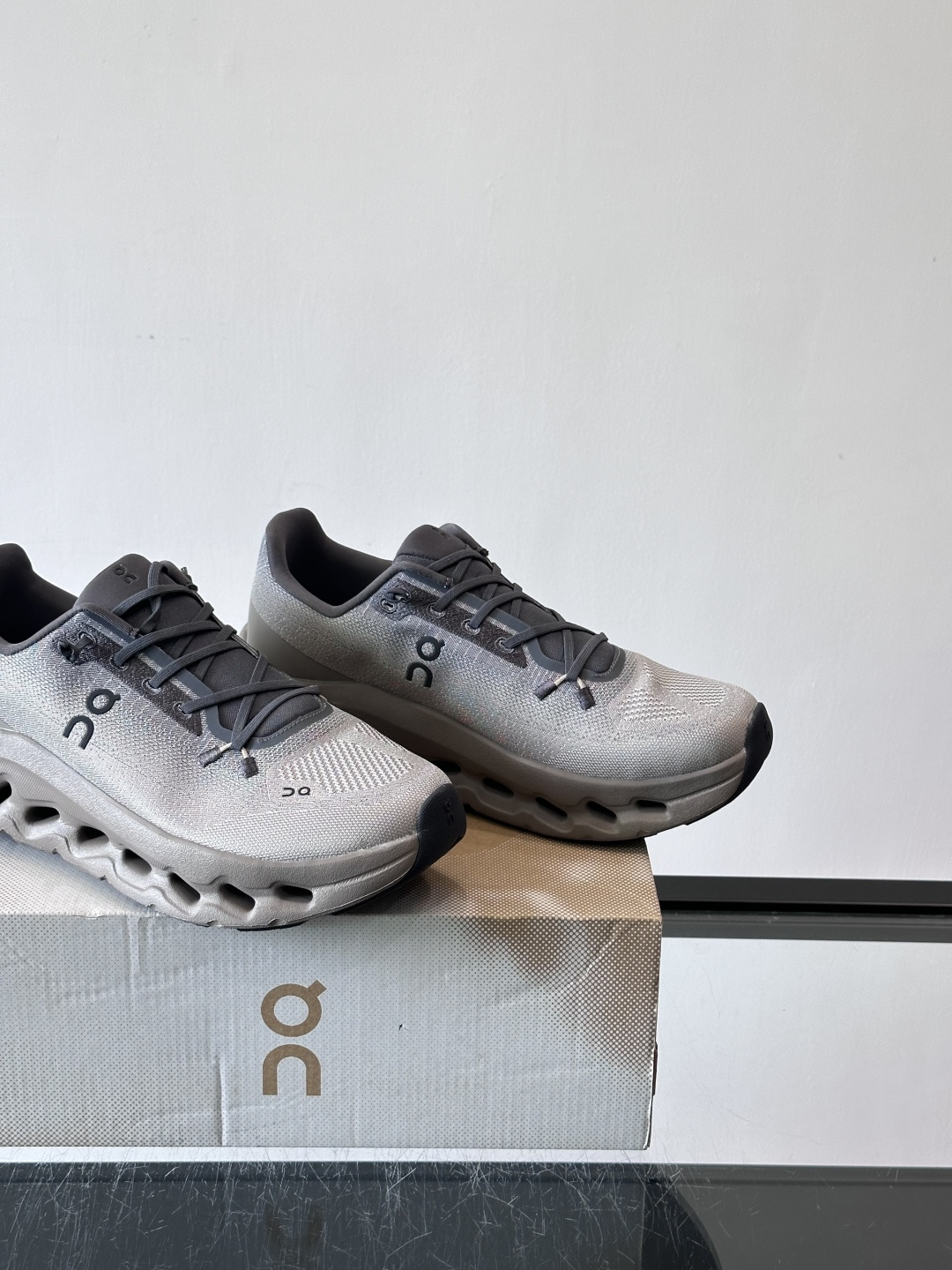 🌸On Cloudtilt情侣款👫跑鞋，瑞士品牌On昂跑出品，主打轻量化和缓震性能。鞋面采用透气网布，适