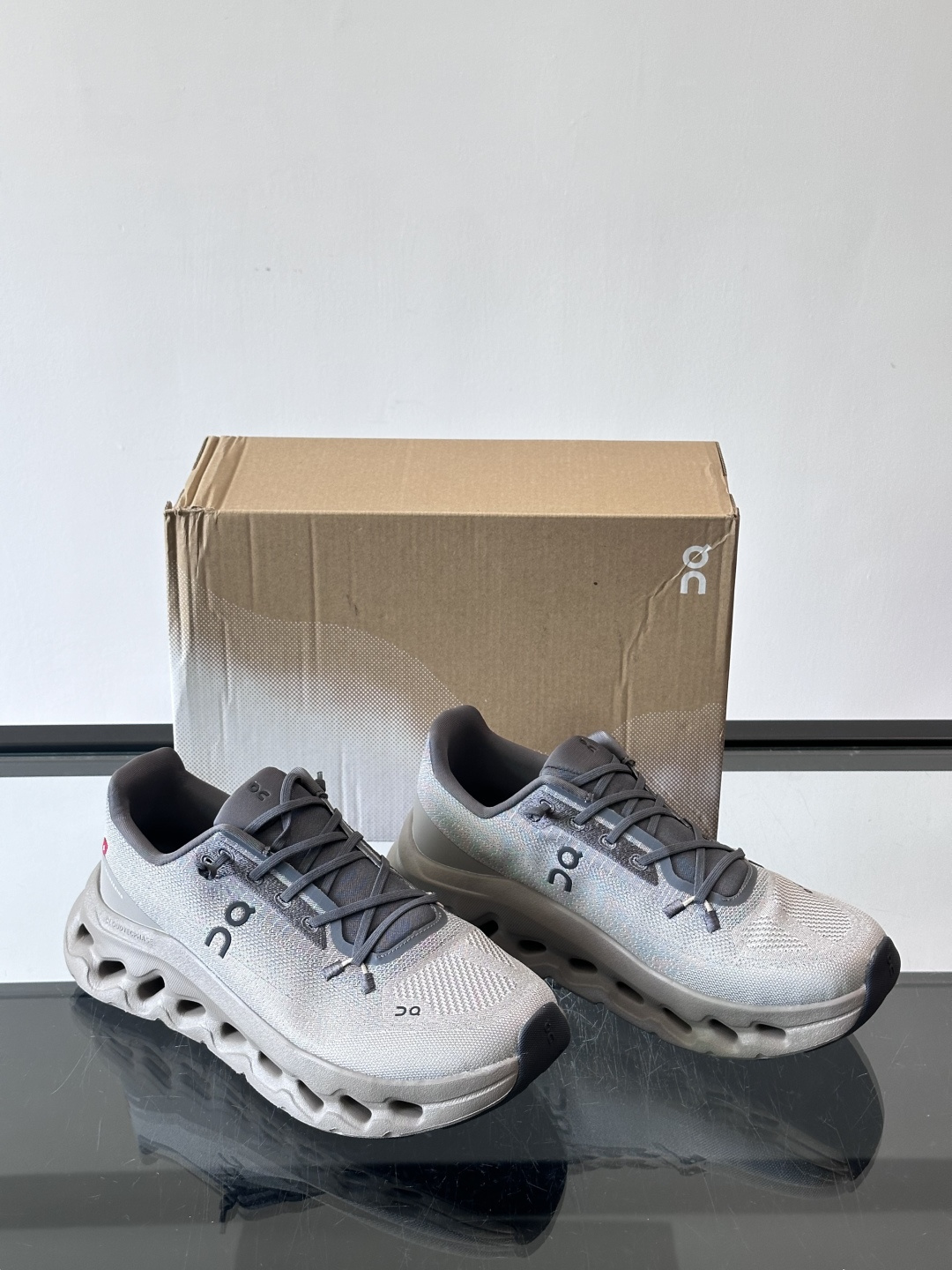 🌸On Cloudtilt情侣款👫跑鞋，瑞士品牌On昂跑出品，主打轻量化和缓震性能。鞋面采用透气网布，适