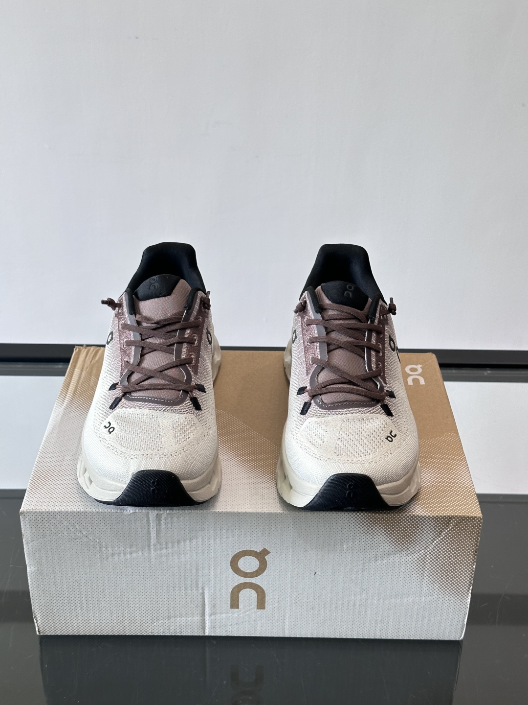 🌸On Cloudtilt情侣款👫跑鞋，瑞士品牌On昂跑出品，主打轻量化和缓震性能。鞋面采用透气网布，适