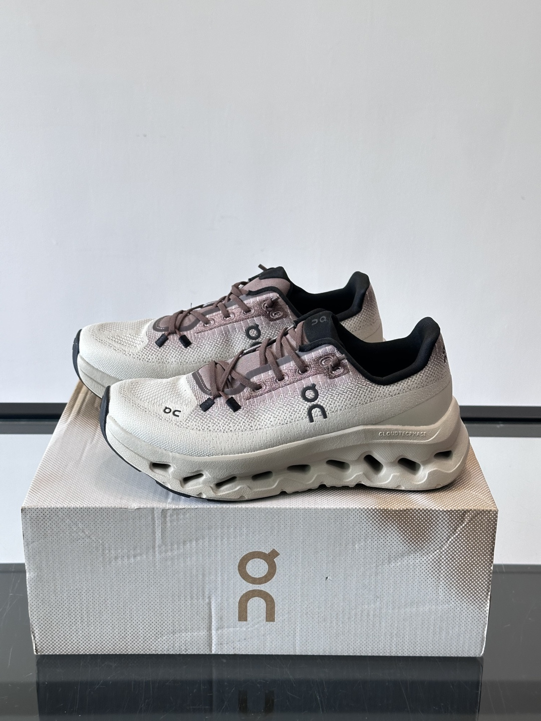 🌸On Cloudtilt情侣款👫跑鞋，瑞士品牌On昂跑出品，主打轻量化和缓震性能。鞋面采用透气网布，适