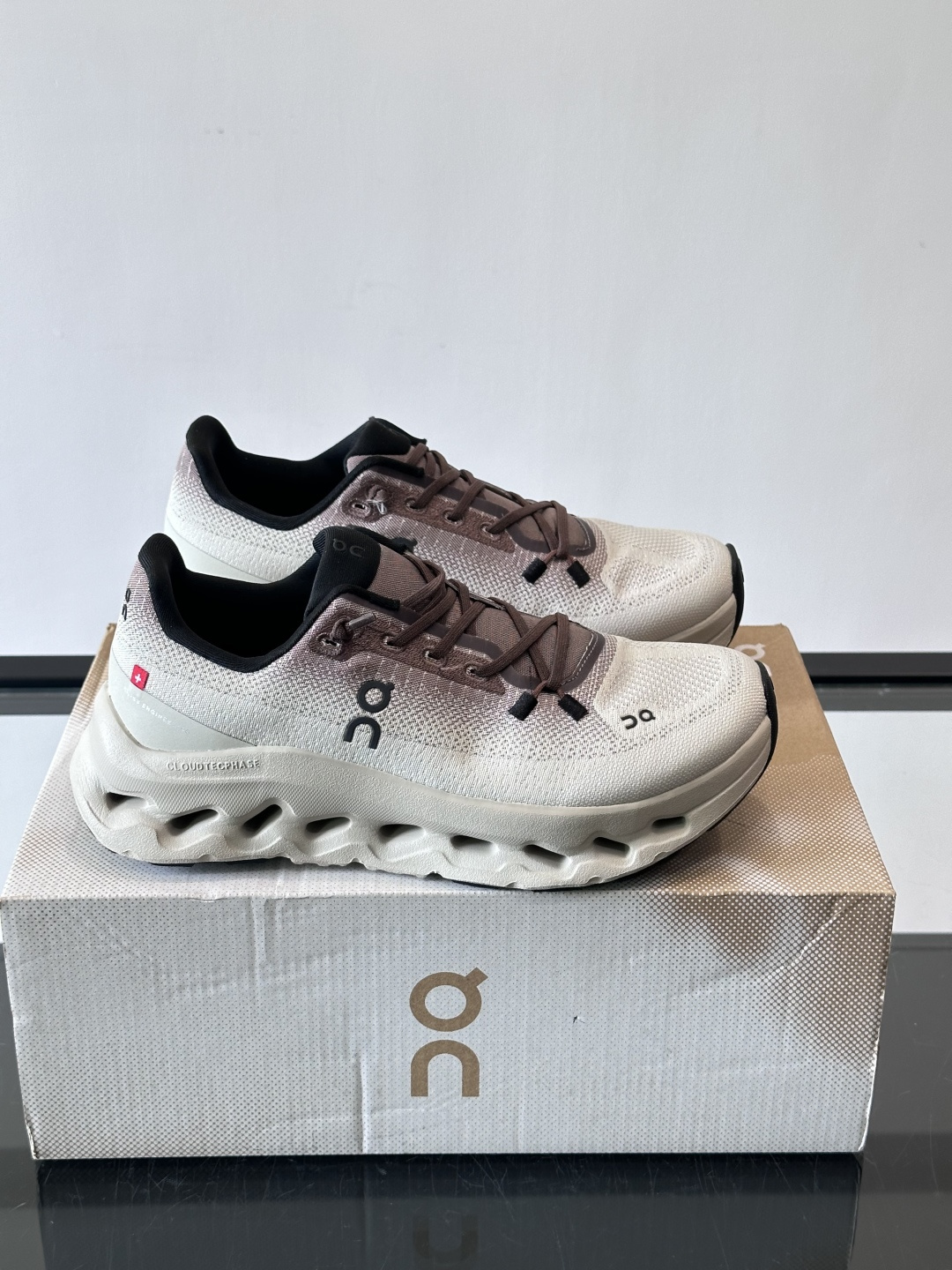 🌸On Cloudtilt情侣款👫跑鞋，瑞士品牌On昂跑出品，主打轻量化和缓震性能。鞋面采用透气网布，适