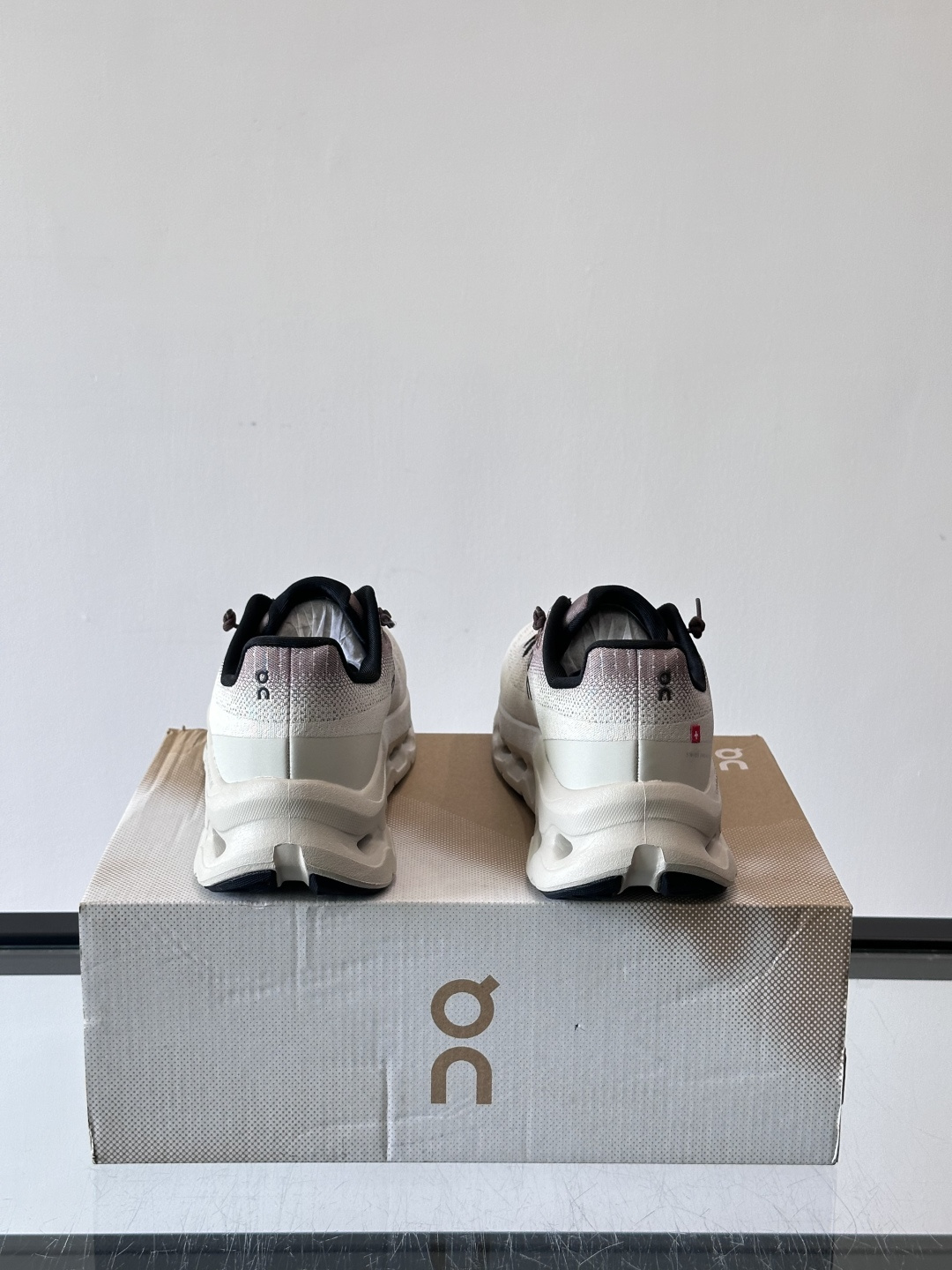 🌸On Cloudtilt情侣款👫跑鞋，瑞士品牌On昂跑出品，主打轻量化和缓震性能。鞋面采用透气网布，适