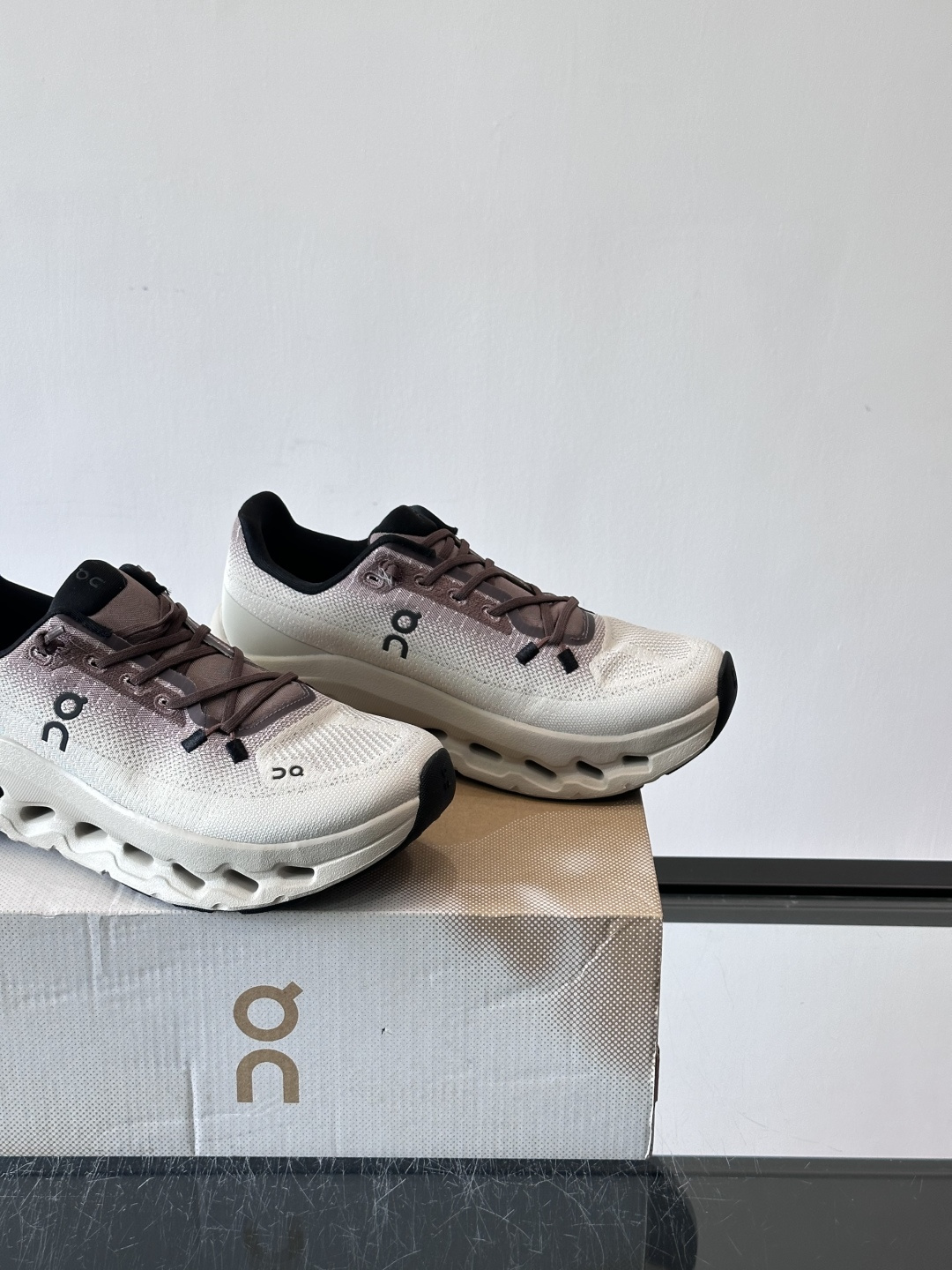 🌸On Cloudtilt情侣款👫跑鞋，瑞士品牌On昂跑出品，主打轻量化和缓震性能。鞋面采用透气网布，适