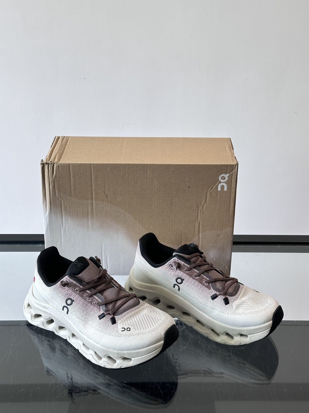 🌸On Cloudtilt情侣款👫跑鞋，瑞士品牌On昂跑出品，主打轻量化和缓震性能。鞋面采用透气网布，适