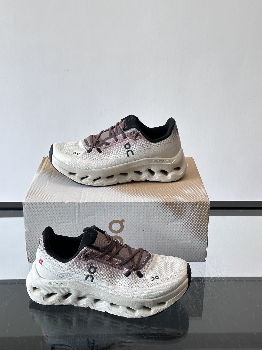 🌸On Cloudtilt情侣款👫跑鞋，瑞士品牌On昂跑出品，主打轻量化和缓震性能。鞋面采用透气网布，适