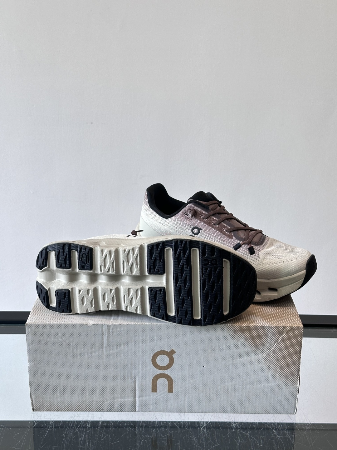 🌸On Cloudtilt情侣款👫跑鞋，瑞士品牌On昂跑出品，主打轻量化和缓震性能。鞋面采用透气网布，适