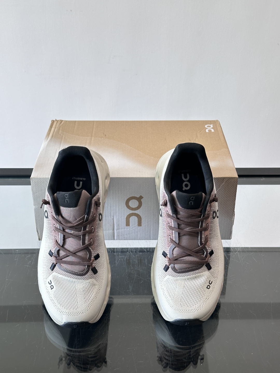 🌸On Cloudtilt情侣款👫跑鞋，瑞士品牌On昂跑出品，主打轻量化和缓震性能。鞋面采用透气网布，适