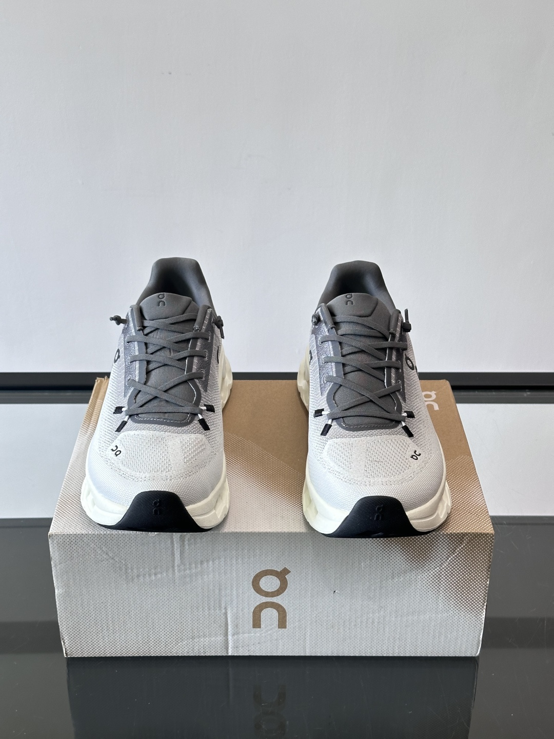 🌸On Cloudtilt情侣款👫跑鞋，瑞士品牌On昂跑出品，主打轻量化和缓震性能。鞋面采用透气网布，适