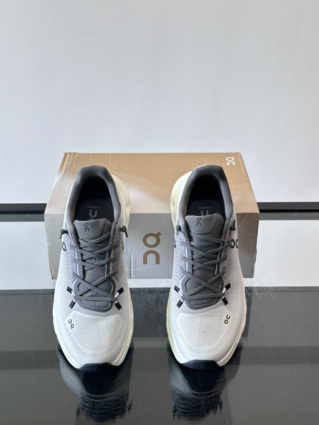 🌸On Cloudtilt情侣款👫跑鞋，瑞士品牌On昂跑出品，主打轻量化和缓震性能。鞋面采用透气网布，适