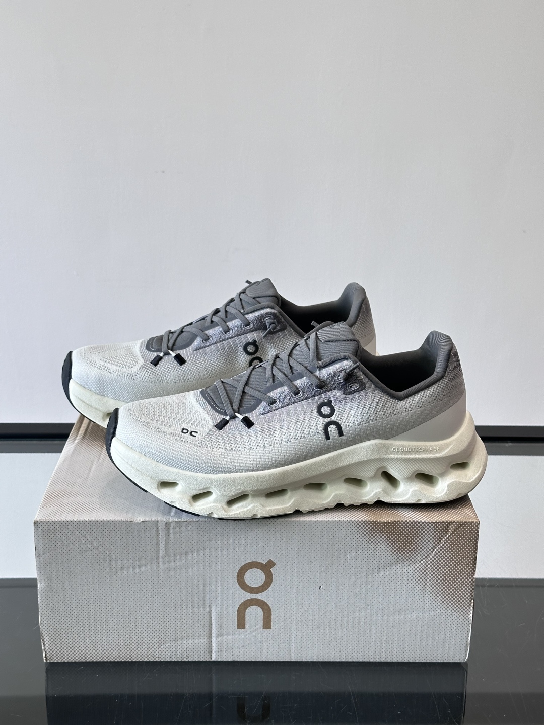 🌸On Cloudtilt情侣款👫跑鞋，瑞士品牌On昂跑出品，主打轻量化和缓震性能。鞋面采用透气网布，适