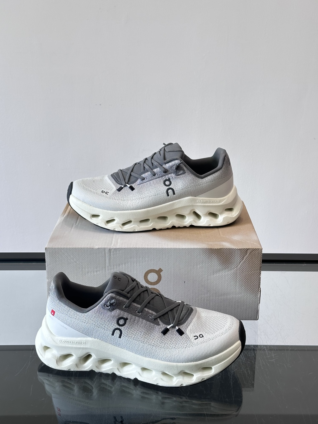 🌸On Cloudtilt情侣款👫跑鞋，瑞士品牌On昂跑出品，主打轻量化和缓震性能。鞋面采用透气网布，适