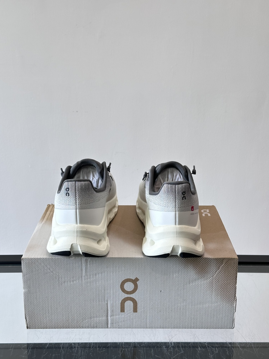 🌸On Cloudtilt情侣款👫跑鞋，瑞士品牌On昂跑出品，主打轻量化和缓震性能。鞋面采用透气网布，适