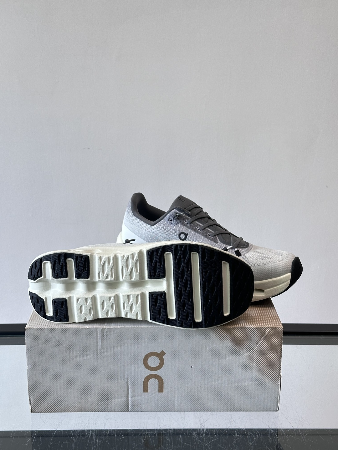 🌸On Cloudtilt情侣款👫跑鞋，瑞士品牌On昂跑出品，主打轻量化和缓震性能。鞋面采用透气网布，适