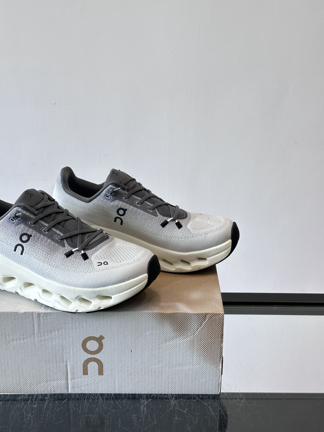 🌸On Cloudtilt情侣款👫跑鞋，瑞士品牌On昂跑出品，主打轻量化和缓震性能。鞋面采用透气网布，适