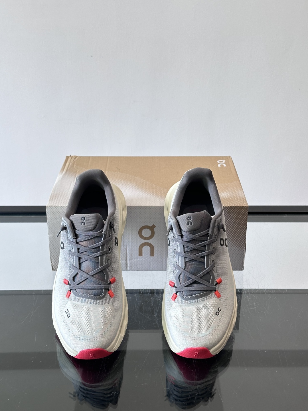 🌸On Cloudtilt情侣款👫跑鞋，瑞士品牌On昂跑出品，主打轻量化和缓震性能。鞋面采用透气网布，适