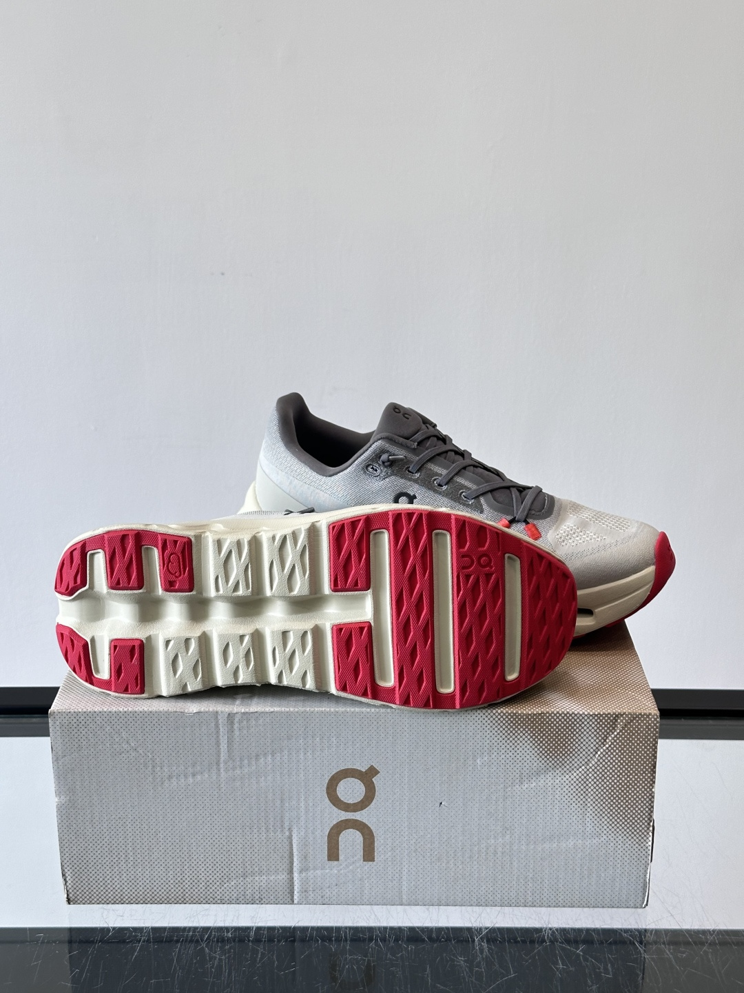 🌸On Cloudtilt情侣款👫跑鞋，瑞士品牌On昂跑出品，主打轻量化和缓震性能。鞋面采用透气网布，适