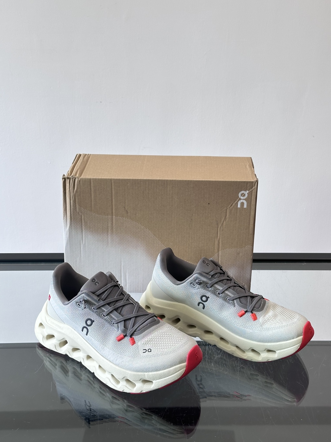 🌸On Cloudtilt情侣款👫跑鞋，瑞士品牌On昂跑出品，主打轻量化和缓震性能。鞋面采用透气网布，适