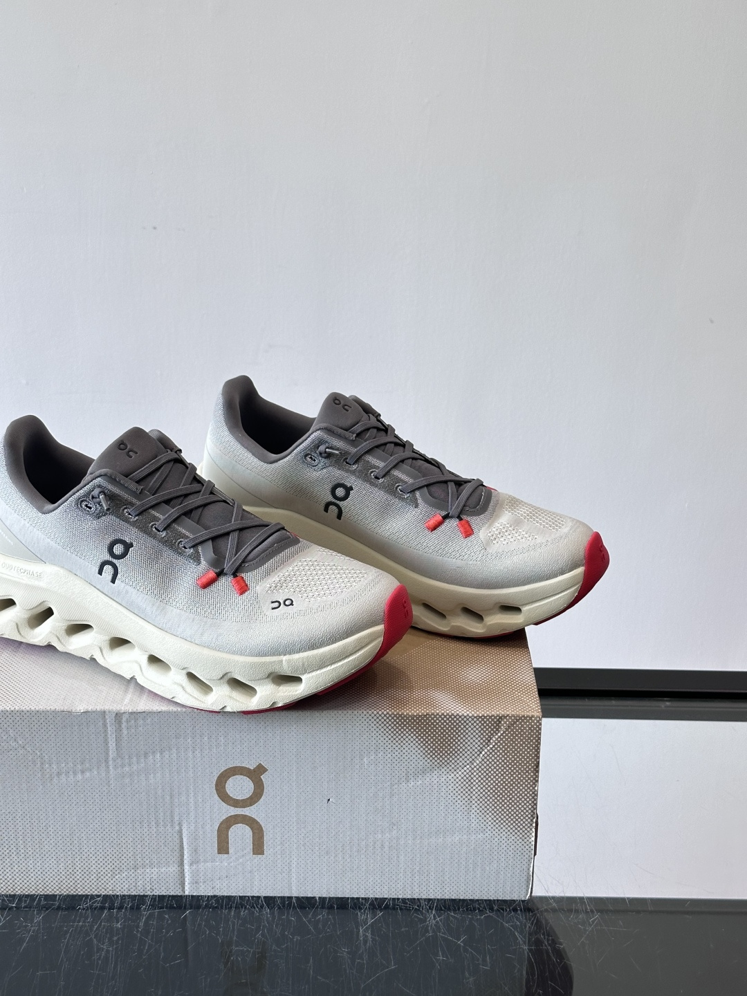 🌸On Cloudtilt情侣款👫跑鞋，瑞士品牌On昂跑出品，主打轻量化和缓震性能。鞋面采用透气网布，适