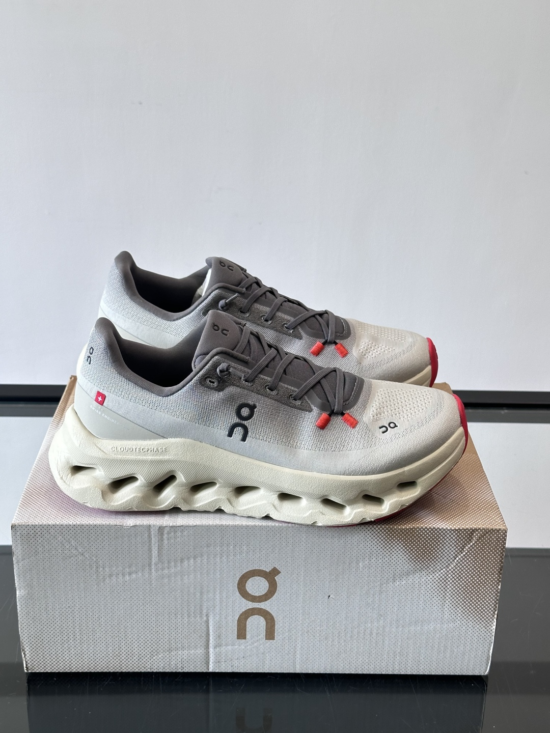 🌸On Cloudtilt情侣款👫跑鞋，瑞士品牌On昂跑出品，主打轻量化和缓震性能。鞋面采用透气网布，适